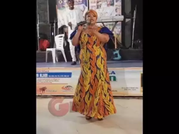 Video: Dayo Amusa Storms The Stage At Liz Da Silva